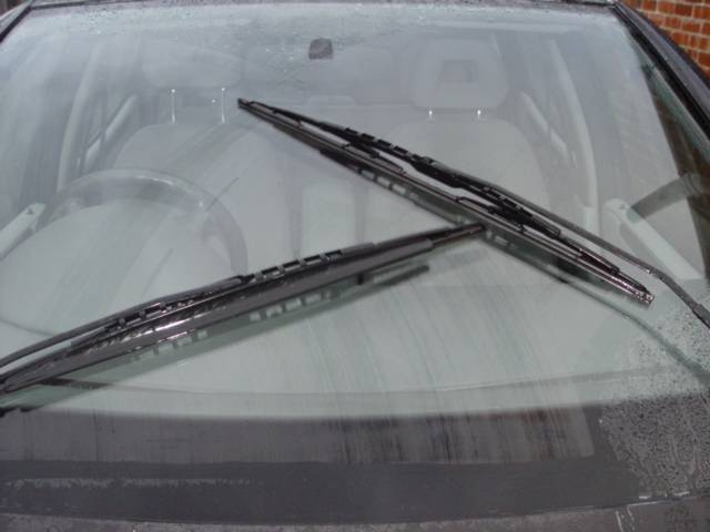 Vertical sweeping windshield wipers